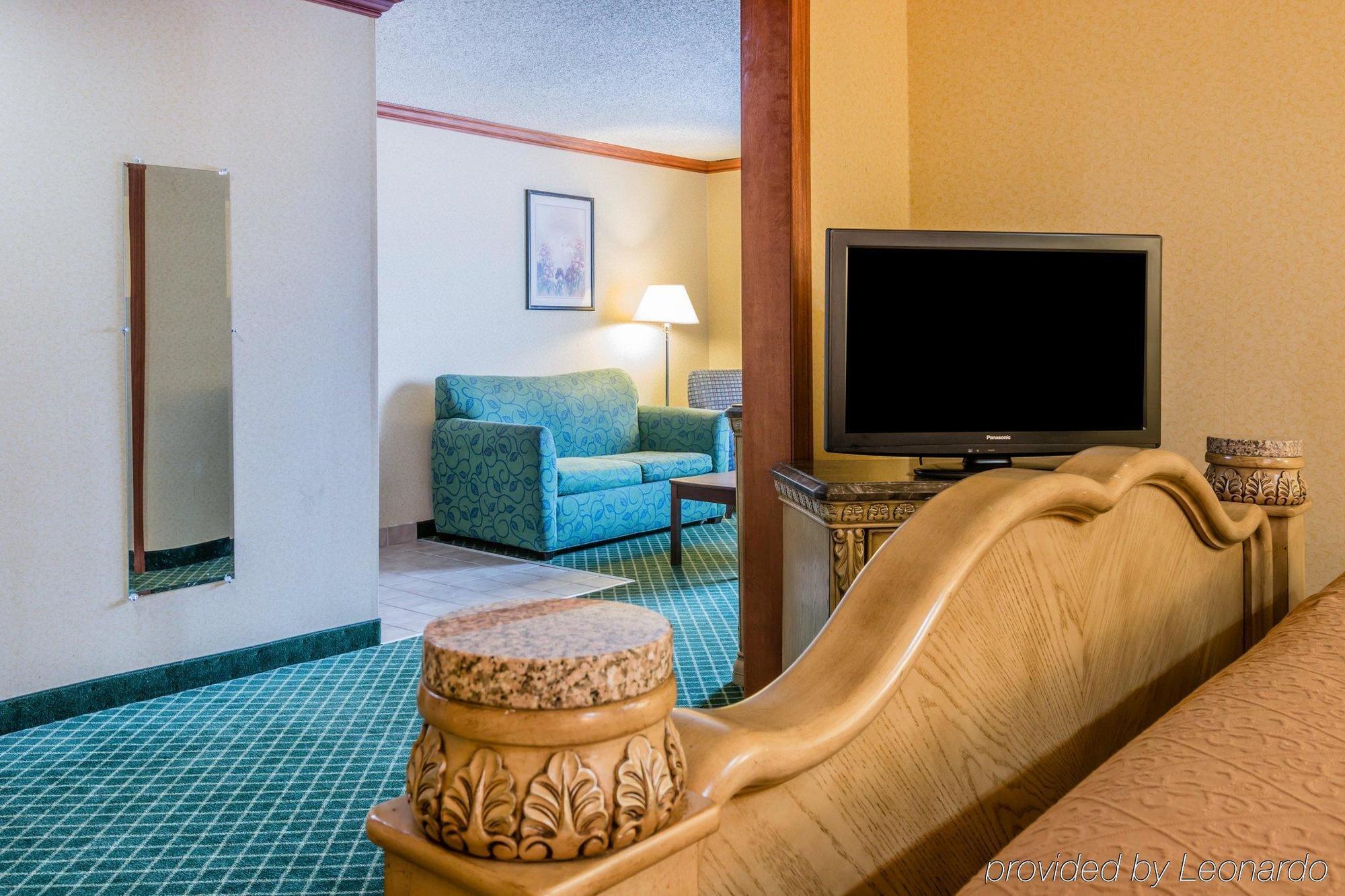 Quality Inn & Suites Detroit Metro Airport Romulus Eksteriør bilde